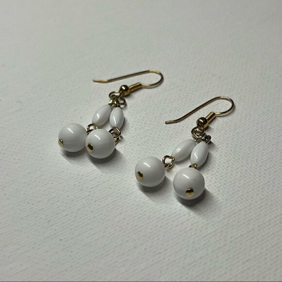 VintageβDemiβParureβWhiteβBeadedβNecklaceΒ w/βMatchingβHookβEarrings - Picture 7 of 11